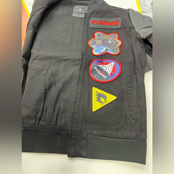 Black Pyramid Patches Denim Jacket. NWT Size. M - Picture 4 of 10